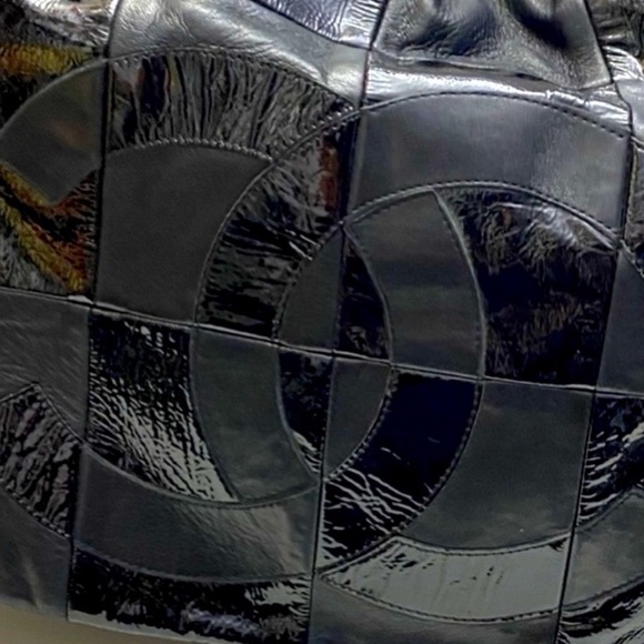 CHANEL Black lambskin and patent quilted leather CHANEL Brooklyn Bag "Retired" - Picture 5 of 16